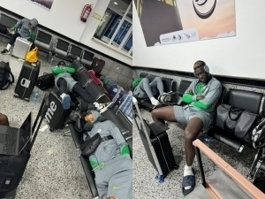 Nigeriyalik futbolchilar aeroportda 12 soat suv va ovqatsiz qoldi