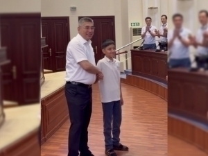 Boy who was slapped for asking for a receipt meets Qudbiyev