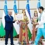 Зойир Мирзаев ҳам қатордан қолмади. У спортчиларга 70 млн сўмгача “пул сочди”