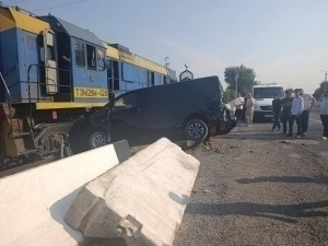 Train runs over minibus in Bekabad (video)