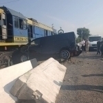 Bekobodda poyezd mikroavtobusni bosib ketdi (video)