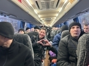 Lukashenko 100 dan ortiq siyosiy mahbusni ozod qildi (video)